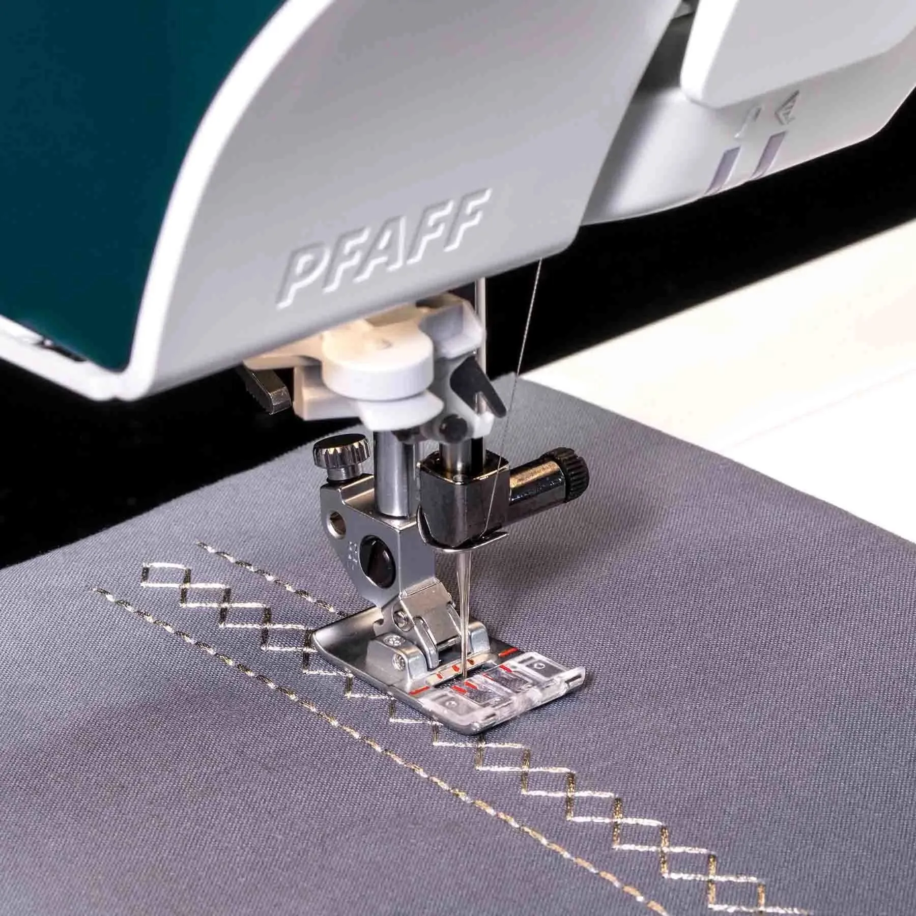 PFAFF® performance icon™ Sewing Machine